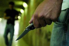 Aggrediti e accoltellati per aver visto una donna
