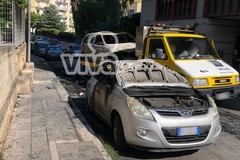 Tre auto incendiate e distrutte nella notte in via Napoletano - FOTO