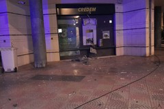 Boato nella notte in via Lamaveta: fallisce il colpo al bancomat della Credem