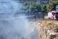 Vasto incendio in via Padre Kolbe, l'intervento dura oltre 3 ore