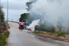 Auto in fiamme sulla complanare Bisceglie Ovest