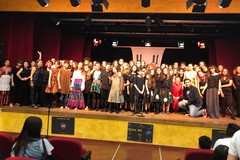 Gli studenti della Battisti-Ferraris sul palco con un testo teatrale in lingua francese