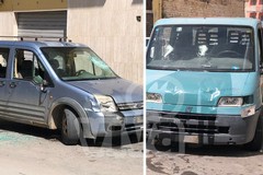 Due furgoncini completamente distrutti in via Porto. Ipotesi vendetta dopo una lite