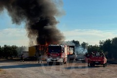 Un furgone e due rimorchi in fiamme, intervengono i vigili del fuoco