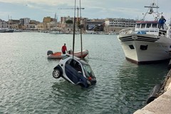 Una Smart finisce in mare nel porto di Bisceglie: nessun ferito