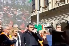 Centinaio sul palco dei gilet arancioni: «Il 26 febbraio sarò in Puglia»