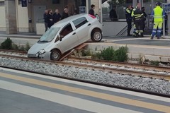 Veicolo tra i binari a Santo Spirito: ritardi anche a Bisceglie