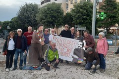 L'Arci ripulisce la rotonda della legalità: «Faremo sempre la nostra parte»