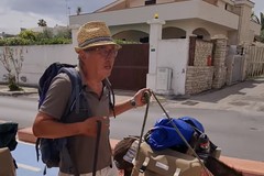 Il camminatore tedesco Toni Pfeiffer ha fatto tappa a Bisceglie con le sue due asinelle