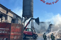 Incendio in zona industriale a Bisceglie: fiamme in un deposito di legname e imballaggi