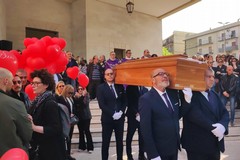 Bisceglie dà l'ultimo saluto a Patrizia Lamanuzzi. I figli: «Grazie per averci insegnato la vita»