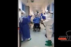 Paziente dell'ospedale di Bisceglie lascia il reparto Covid tra gli applausi del personale