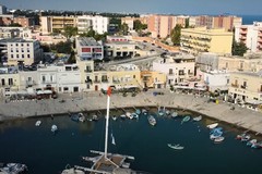 Turismo, Silvestris: «Una spiaggia urbana con panchine sdraio sul porto». Video