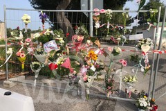 Fiori, peluche e striscioni sul luogo della tragedia per Alicia Amoruso: «Giustizia»