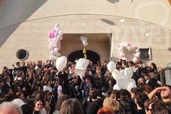 L'ultimo saluto della città ad Alicia Amoruso tra lacrime, ricordi e una verità difficile da accettare