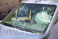 Distrugge due mezzi e aggredisce ex datore di lavoro, la polizia locale lo ferma
