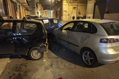 Sbanda e colpisce tre auto in sosta: è accaduto in via Camere del Capitolo