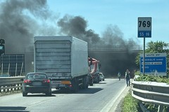 Auto in fiamme sulla statale 16 bis a Bisceglie