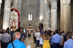 La città di Bisceglie si riunisce per l'ultimo saluto all'ex sindaco Franco Napoletano