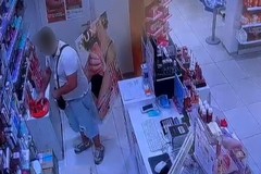 Nuovo furto alla farmacia Silvestris: «Rubati oltre 300 euro di merce»