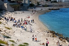 Pulizia delle spiagge per il 2° Circolo Caputi: un’azione simbolica in onore di San Francesco - LE FOTO