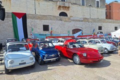 Auto e moto d’epoca hanno colorato il waterfront di Bisceglie