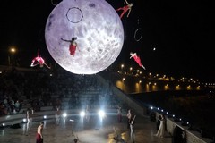 Successo per ResExtensa: "Fortunati a nascere" incanta il pubblico al Teatro Mediterraneo