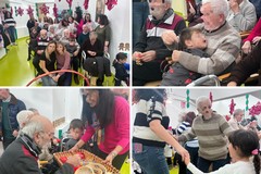 Gli anziani del centro diurno "Lasciati raccontare" in visita alla scuola dell’infanzia Don Pierino Arcieri