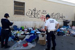 Trasloca e abbandona rifiuti in via Alcide De Gasperi: multato