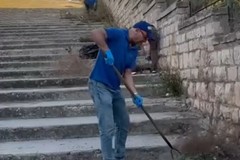 I collaboratori delle Vecchie Segherie Mastrototaro ripuliscono la scalinata di via Porto