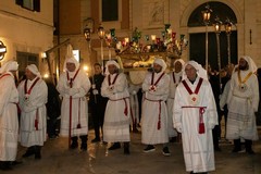 “Volti di Passione”: le immagini della Settimana Santa in un’installazione fotografica nel centro storico di Bisceglie