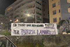 «Se toccano una, rispondiamo tutte». Lo striscione sotto casa di Patrizia Lamanuzzi