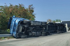 Tir ribaltato all'uscita Bisceglie Sud, nella zona industriale di Molfetta