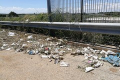 "Ponte dei baci" di Via Macchione, ancora sfalci e rifiuti