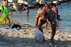 Turista francese raccoglie rifiuti alla spiaggia del Molo: «La gente si sta ormai abituando»