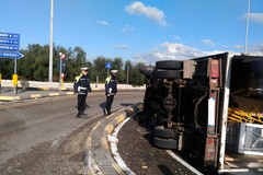 Camion si ribalta sulla Corato-Bisceglie