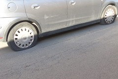Vandalismo in zona stazione, 5 auto con le ruote squarciate