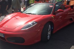 Il rosso Ferrari conquista piazza Vittorio Emanuele II