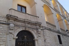 Palazzo San Domenico illuminato coi colori della solidarietà