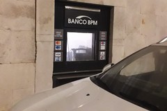 Assalto nella notte alla cassa continua della Banca Popolare di Milano