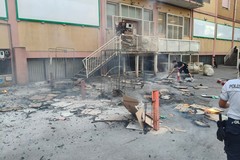 Incendio in via della Libertà, intervento provvidenziale di un giovane