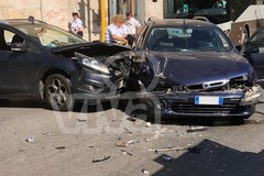 Brutto incidente in via Imbriani: mezzi distrutti, un ferito