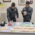 I finanzieri trovano 53 mila euro in contanti sotto il letto di un uomo bloccato con 900 grammi di cocaina in auto