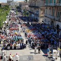 Cammino delle confraternite: un fiume colorato di fede e tradizione invade Bisceglie