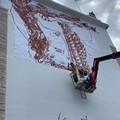 Daniele Geniale comincia il murale nei pressi del porto