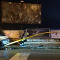 Auto si scontra con ambulanza, semaforo distrutto sulla Bisceglie-Trani