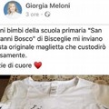 Maglietta in regalo, Giorgia Meloni cancella il  "post della discordia "