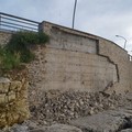 Crolla parte del muro sulla spiaggia del Macello