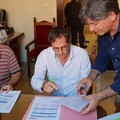 Vittorio Fata passa le consegne del bilancio al nuovo sindaco Angelantonio Angarano