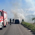 Auto in fiamme sulla Bisceglie-Corato. Foto